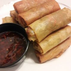 A picture of Curry chicken spring rolls.