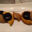 Crumble de almendra y dulce de leche, semicremoso de chocolate con leche y raviolis esféricos de mora