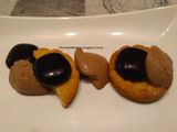 Crumble de almendra y dulce de leche, semicremoso de chocolate con leche y raviolis esféricos de mora