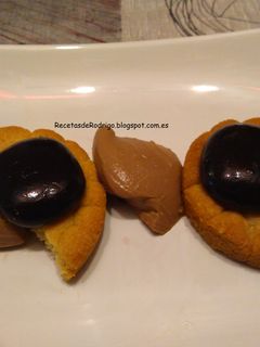 Una foto de Crumble de almendra y dulce de leche, semicremoso de chocolate con leche y raviolis esféricos de mora