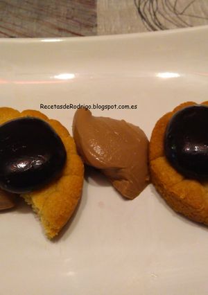 Una foto de Crumble de almendra y dulce de leche, semicremoso de chocolate con leche y raviolis esféricos de mora