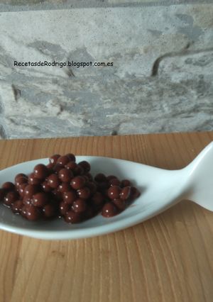 Una foto de Falso caviar de chocolate negro