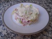 Una foto de ensalada de jamón york