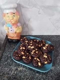Una foto de Bizcochitos de chocolate con maní y chispas 🍪🥜🍫