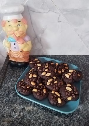 Una foto de Bizcochitos de chocolate con maní y chispas 🍪🥜🍫