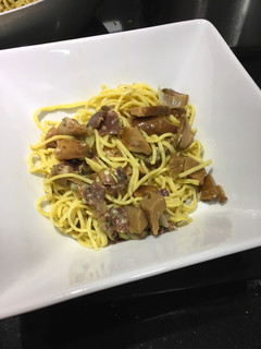 Una foto de Níscalos (o rovellons) con jamón ibérico y pasta