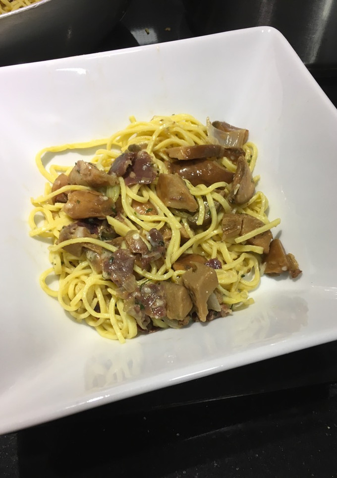Una foto de Níscalos (o rovellons) con jamón ibérico y pasta