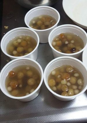 Hình của món Chè hạt sen long nhãn (kèm chân châu nhé).