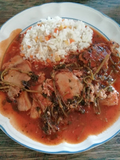 Una foto de Chuleta de puerco con verdolagas en salsa mixta fácil