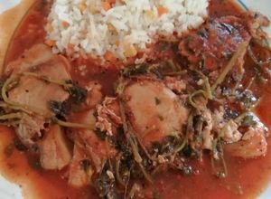 Una foto de Chuleta de puerco con verdolagas en salsa mixta fácil