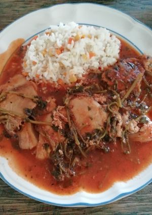Una foto de Chuleta de puerco con verdolagas en salsa mixta fácil