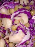 Ensalada de repollo, papa y arvejas