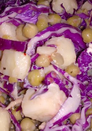 Una foto de Ensalada de repollo, papa y arvejas