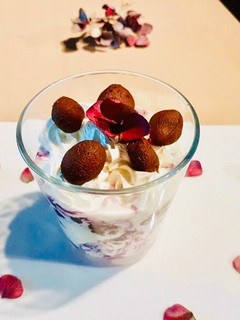 Una foto de Postre de yogurt y moras