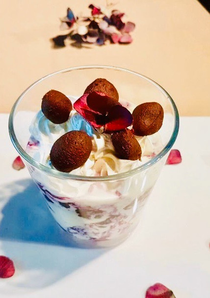 Una foto de Postre de yogurt y moras