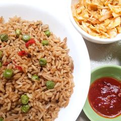 A picture of Green Tea fried rice with salad.