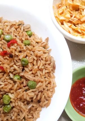 A picture of Green Tea fried rice with salad.