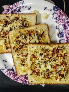 चीझ गार्लिक ब्रेड (cheese garlic bread recipe in marathi) रेसिपी चे मुख्य फोटो