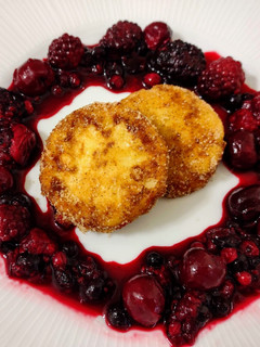 Una foto de Leche frita con salsa de frutas del bosque (sin gluten ni lactosa)