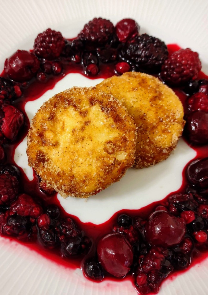 Una foto de Leche frita con salsa de frutas del bosque (sin gluten ni lactosa)