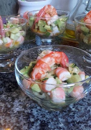 Una foto de Ensalada de langostinos marinados