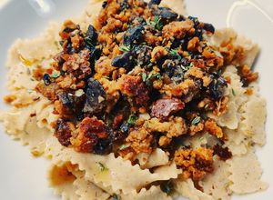 Foto di Pappardelle al mais con ragù bianco di soia, funghi e castagne