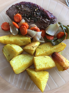 Una foto de Carne al horno con papas
