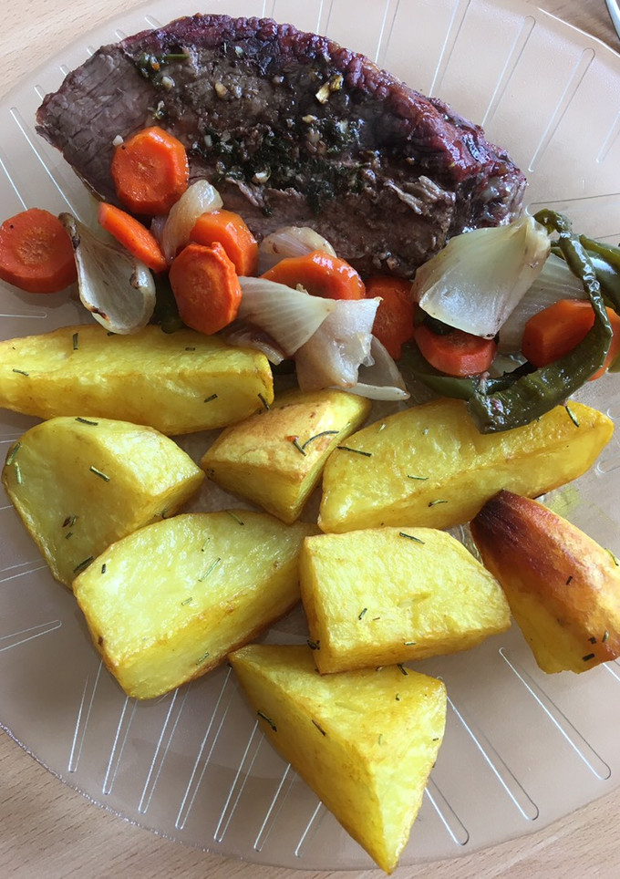 Una foto de Carne al horno con papas