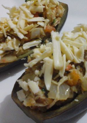 Una foto de Berenjenas rellenas de pollo y vegetales