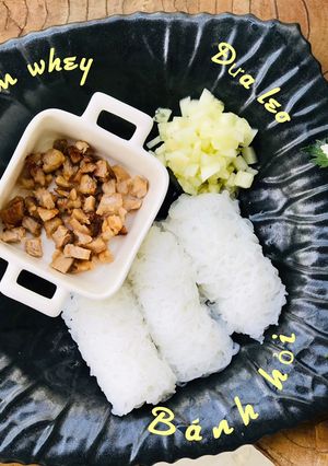 Hình của món Bánh hỏi thịt heo ram nước đạm whey mix dưa leo.