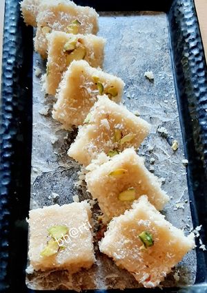 खोबरा बर्फी (khobryachi barfi recipe in marathi) रेसिपी चे मुख्य फोटो 