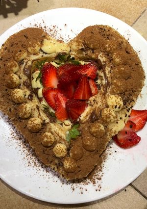 Una foto de Torta en forma de corazón de fresas. Fresas 🍓