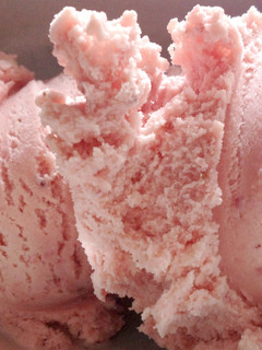 Una foto de Helado de fresa sin azúcar, muy fácil