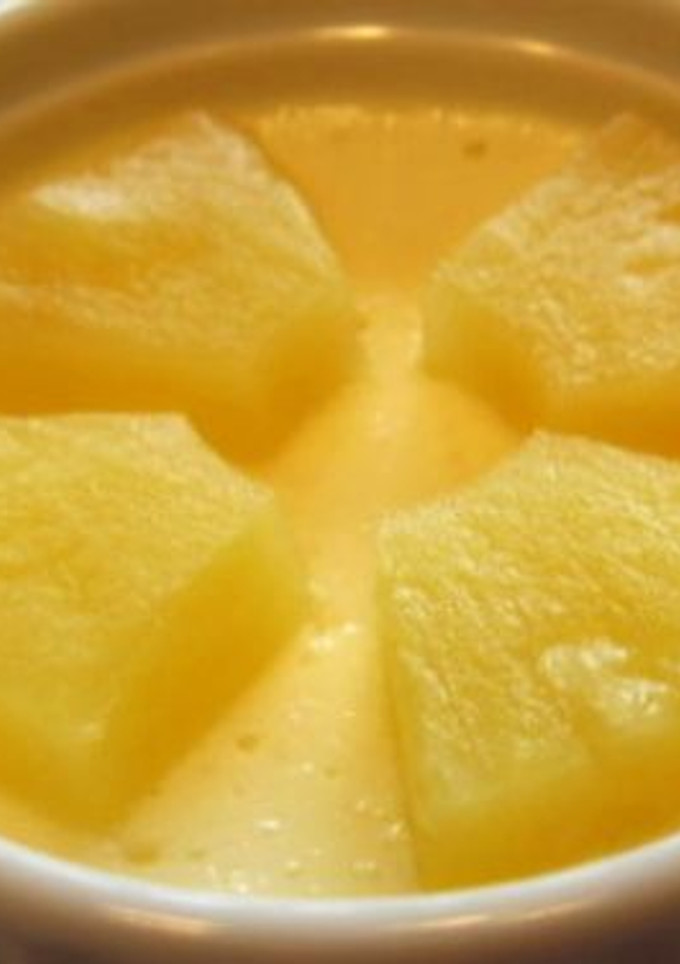 Una foto de Mousse de piña ligera