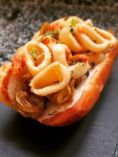 Una foto de Bocata de calamares en brioche