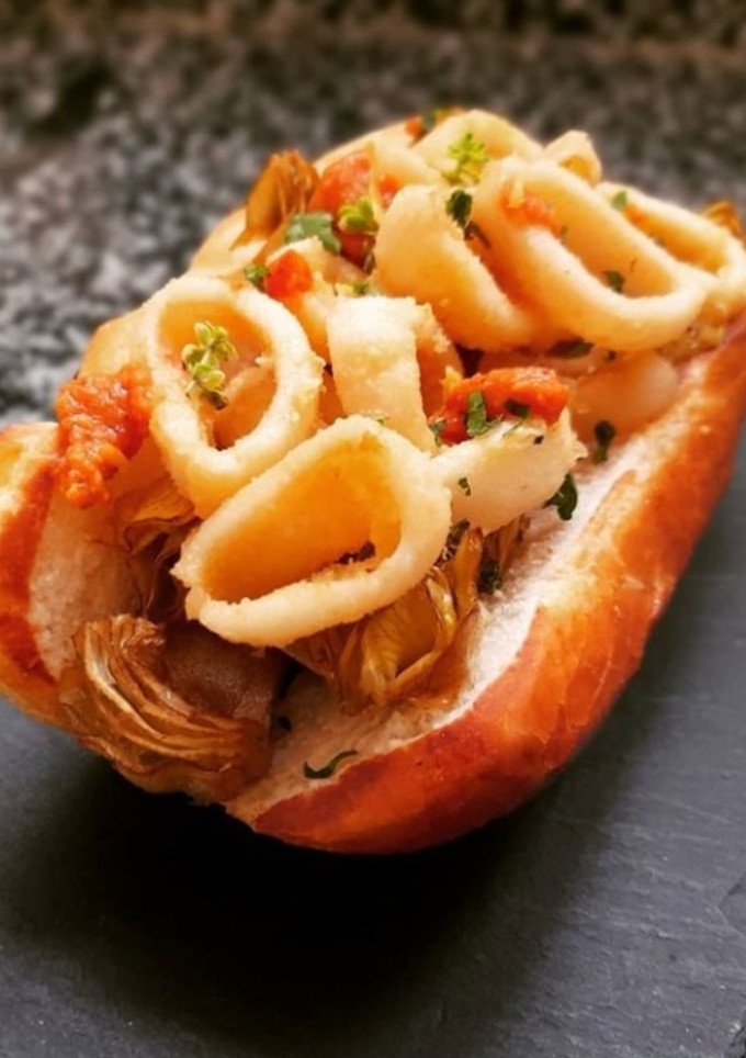 Una foto de Bocata de calamares en brioche