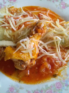 Una foto de Canelones de espinacas y pollo con salsa rosa