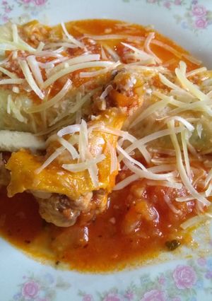 Una foto de Canelones de espinacas y pollo con salsa rosa