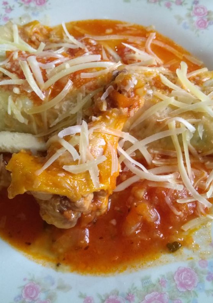 Una foto de Canelones de espinacas y pollo con salsa rosa