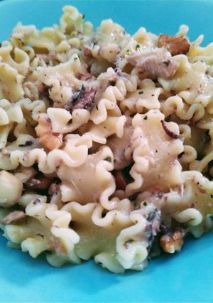 Una foto de Pasta con sardinas y frutos secos