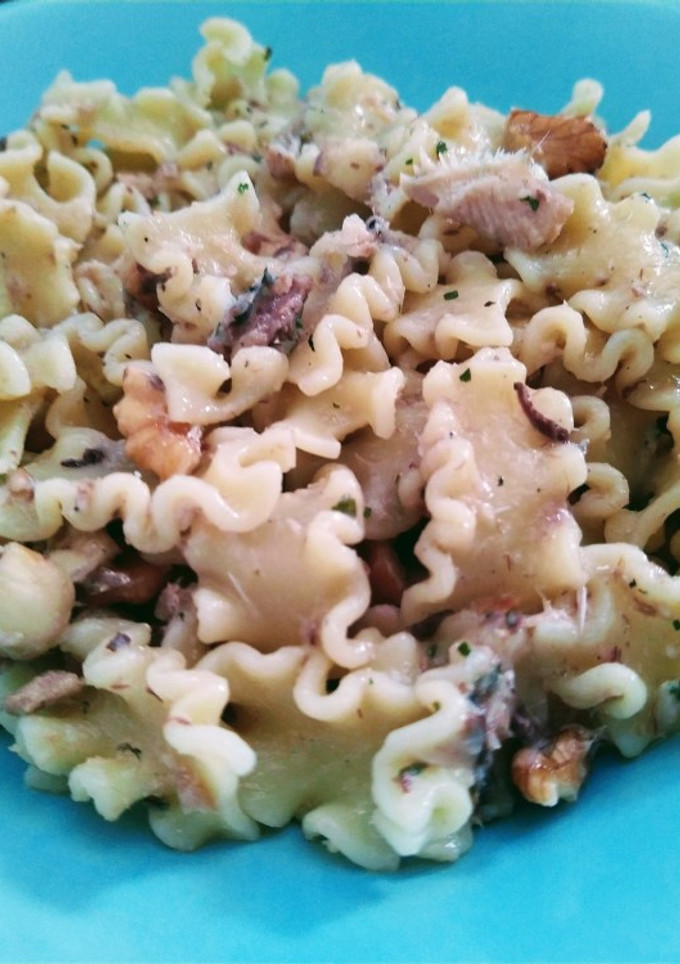 Una foto de Pasta con sardinas y frutos secos