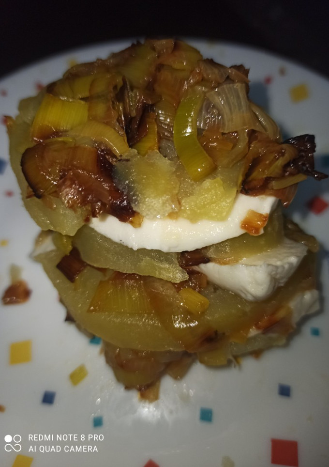 Una foto de Milhojas patata puerro y mozzarella