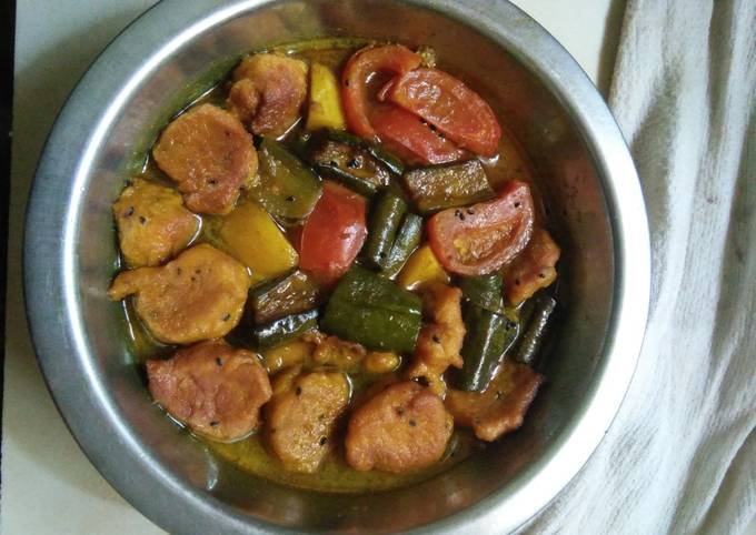 Tomato lentil fritters curry