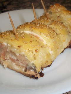Una foto de Piruletas de hojaldre con salmón y queso philadelphia