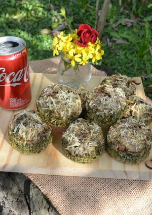 Una foto de Muffins con harina integral y hojas de remolacha🤘💘