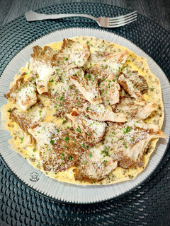 Una foto de Tortilla abierta con setas y parmesano