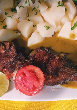 Une photo de Poisson frit sauce curry et pomme de terre 🥔