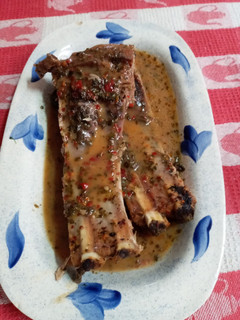Una foto de Costillar de cerdo al horno con chimichurri