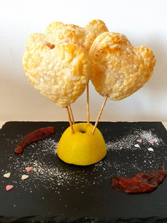 Una foto de Piruletas corazón de hojaldre relleno de mermelada