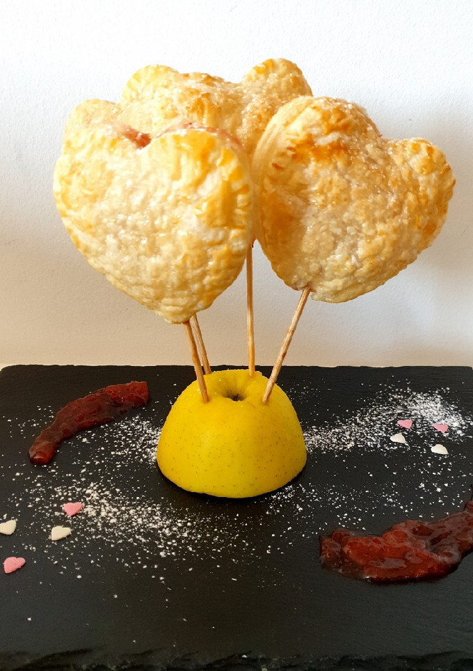 Una foto de Piruletas corazón de hojaldre relleno de mermelada